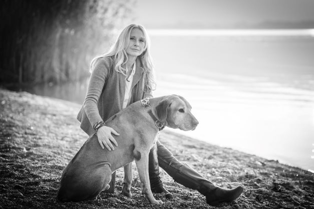 Am Chiemseestrand in Übersee mit Hund
